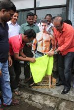 MLA Krishna Hegde makes nude Aaamir wear t-shirt in Parle on 9th Aug 2014